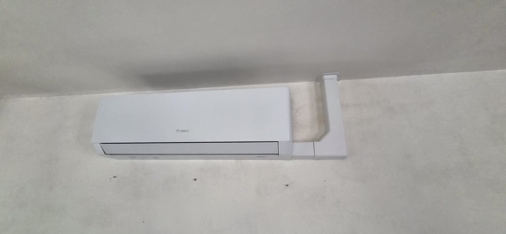 Climatisation murale Gree installée avec gaine dissimulée – M.T CLIM ELEC