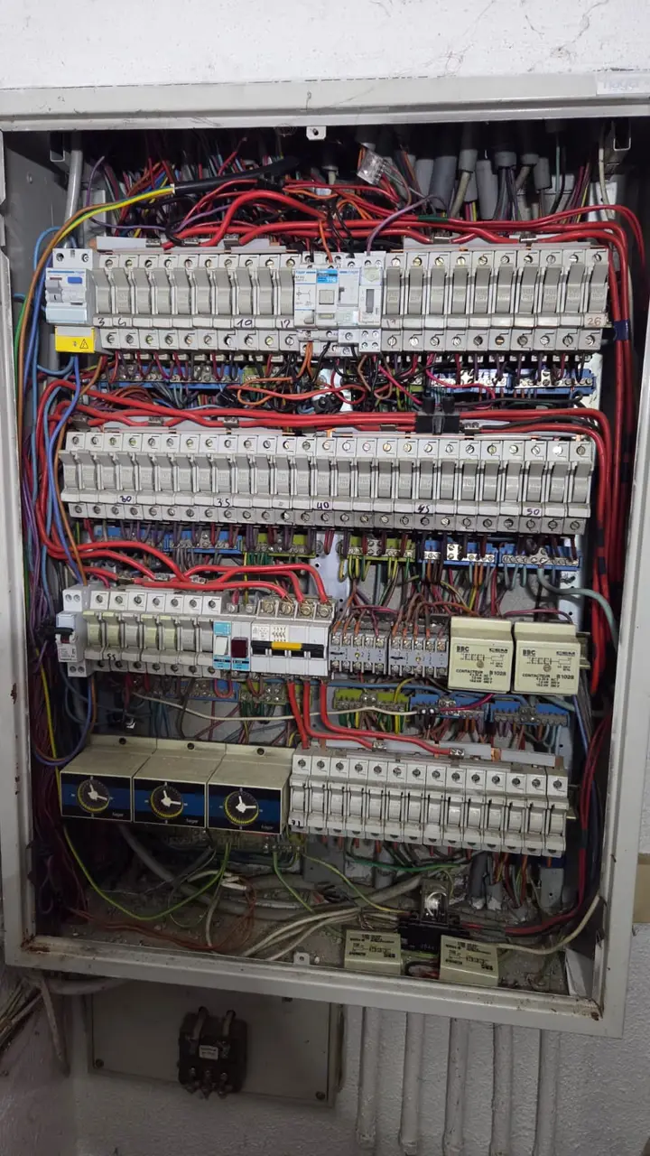 Ancien tableau électrique avant remplacement dans une maison de 250 m² à Narbonne