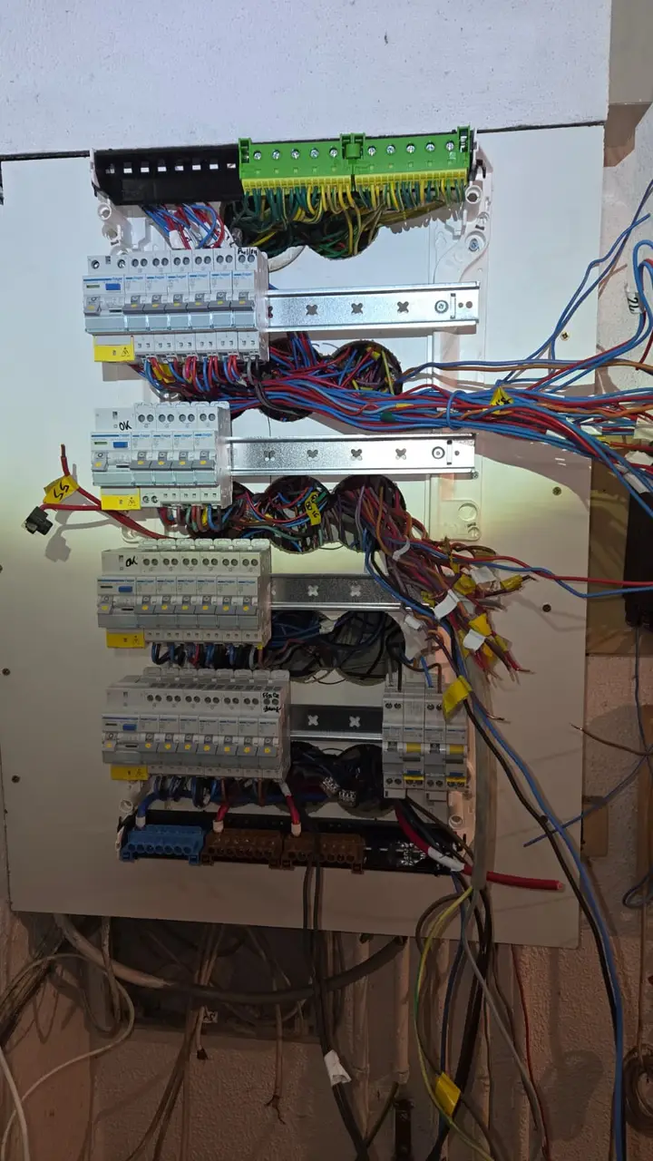 Câblage du nouveau tableau électrique Hager rangée par rangée