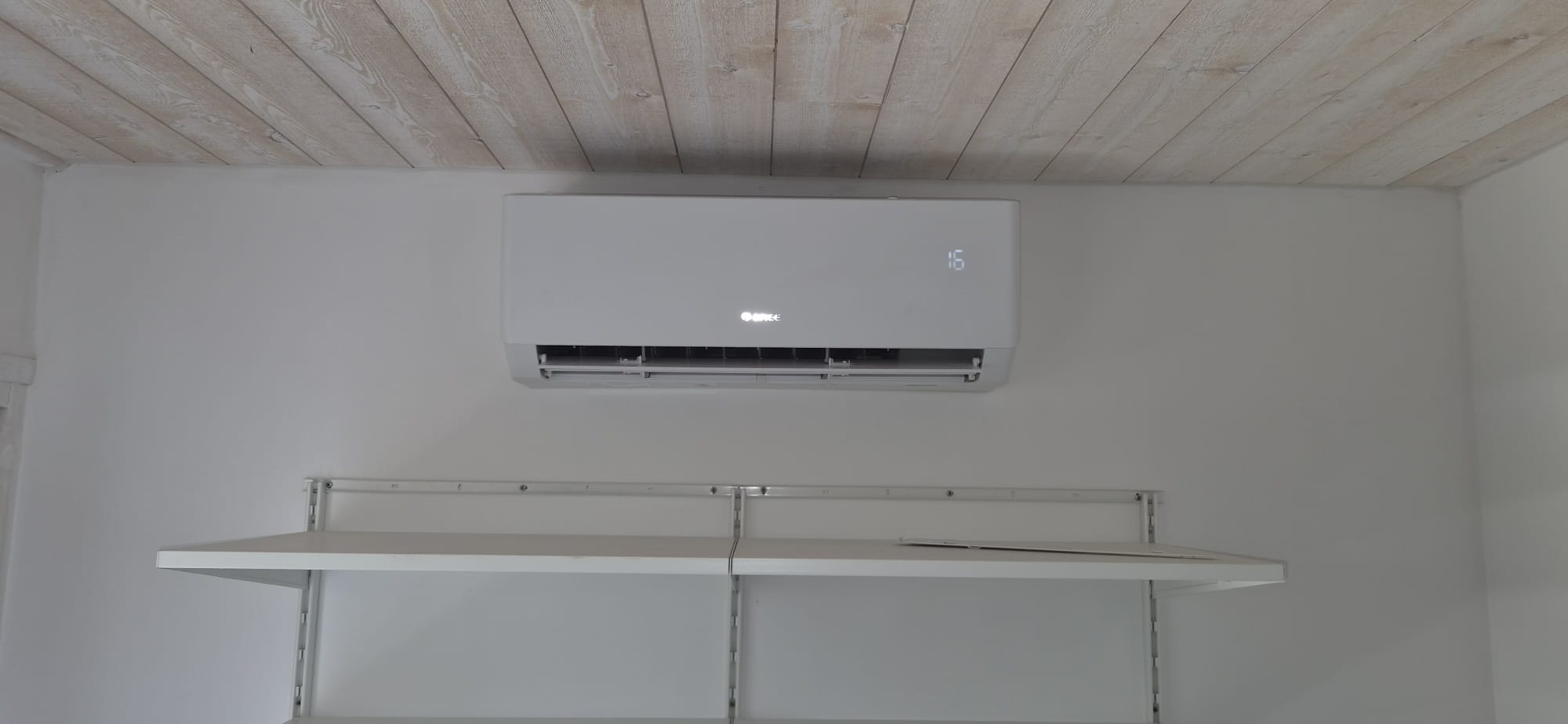 Deuxième unité intérieure Gree dans la chambre du chalet