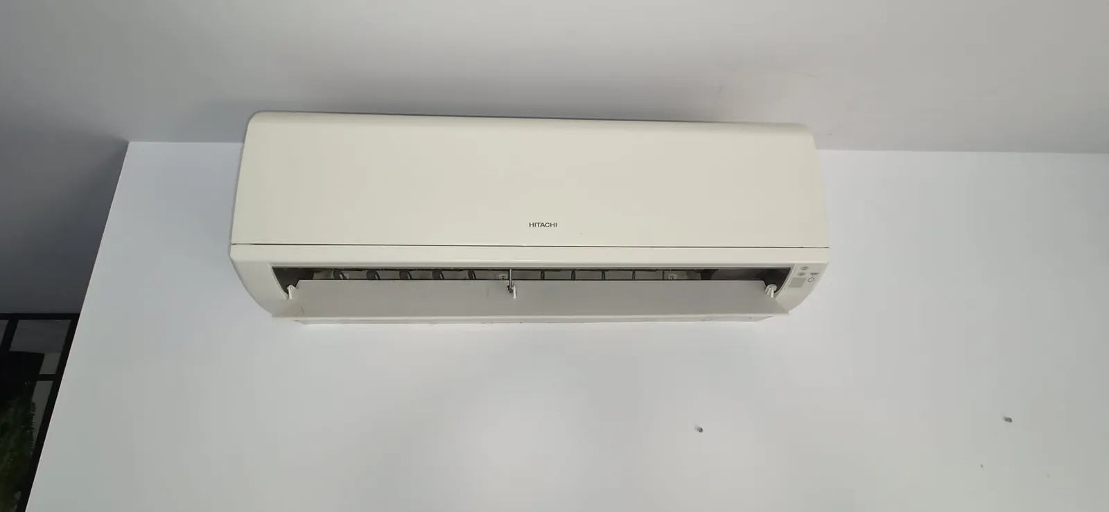 Climatisation monosplit Hitachi propre et remontée après entretien complet à Salles-d'Aude