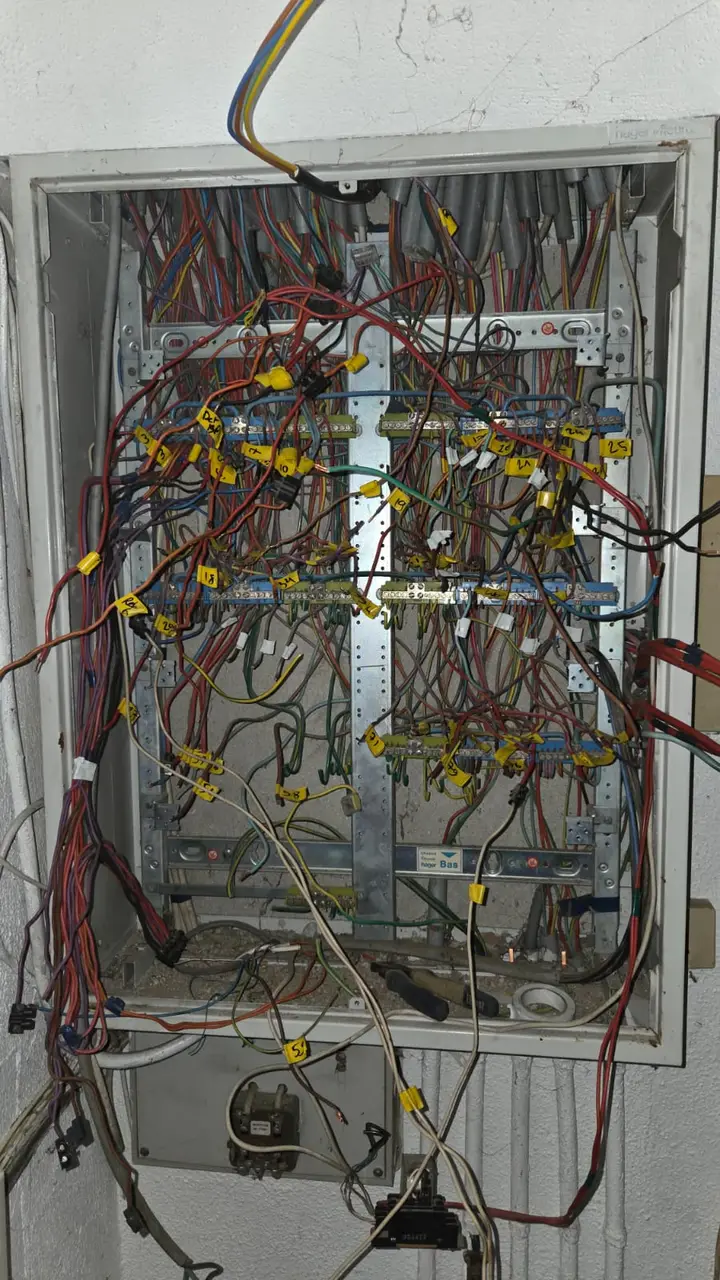 Dépose des appareillages de l'ancien tableau électrique avec étiquetage des circuits