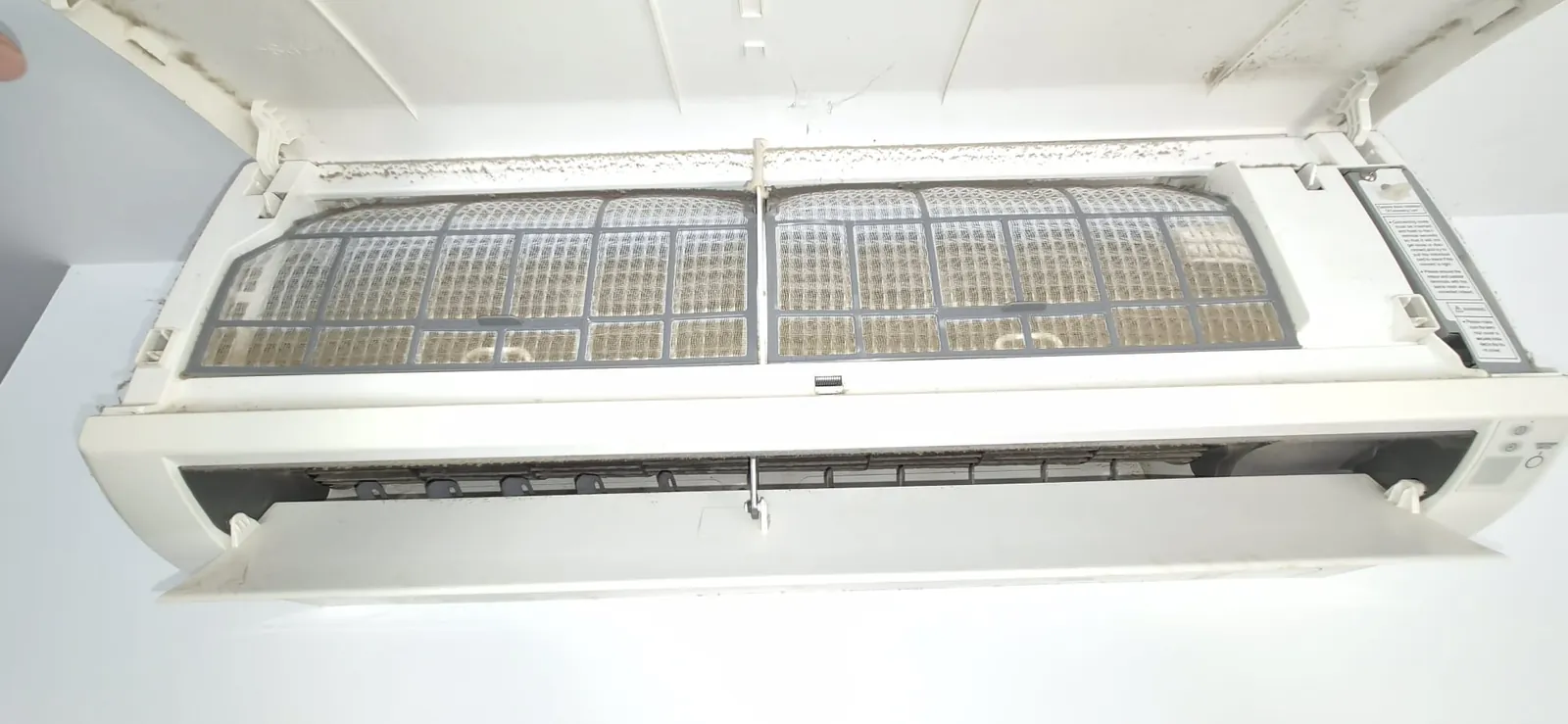 Filtres encrassés d'une climatisation monosplit Hitachi avant entretien à Salles-d'Aude