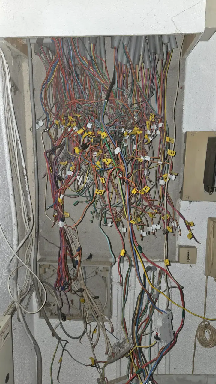 Lignes électriques repérées et étiquetées une par une après dépose de l'ancien tableau